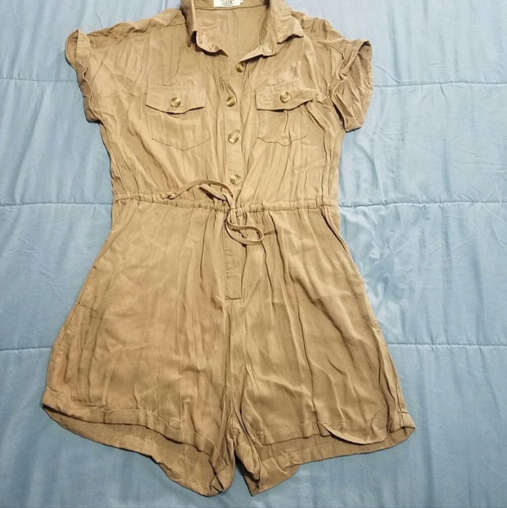 3 ROMPERS - Picture 7 of 9